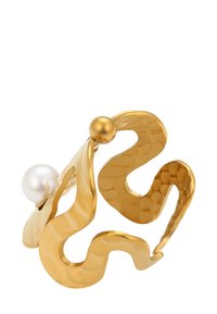 Guldtonet, hamret metalring med et abstrakt, bølget design, der har en glat guldperle og en enkelt hvid perle akcent.