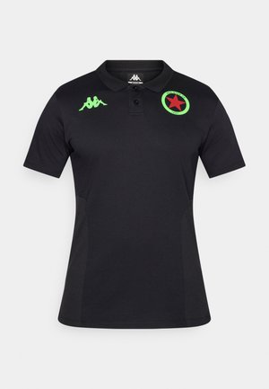 Tricou polo negru din material neted, cu un logo circular verde și o stea roșie, două accente verzi ale logo-ului pe guler și pe părți.