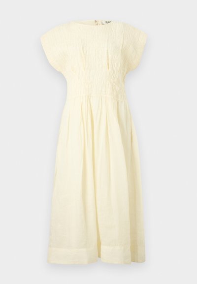 Rochie midi de culoare crem, cu mâneci scurte, corset cu efect smock și fustă adunată, prezentată pe un fundal simplu și deschis.