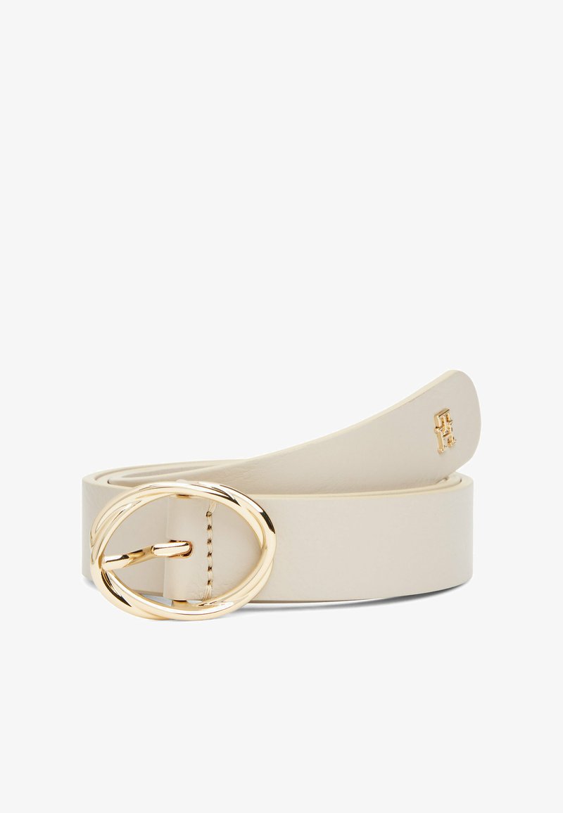 Cremefarvet læderbælte med en gylden oval spænde og stikningsdetalje. Bæltet har en glat overflade og en logo-detalje nær spændet.