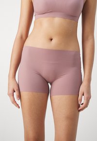 Mauve Stretch-Shorts mit glatter Oberfläche und mittlerer Leibhöhe, die ein nahtloses Design bieten, das bis zum Oberschenkel reicht.