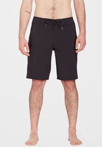 Costume da bagno nero con coulisse in vita, realizzato in tessuto leggero, con tasche laterali e una texture liscia e opaca.