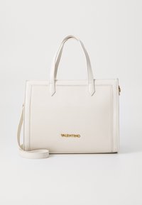 Bela usnjena torbica s strukturirano zasnovo, dualnimi zgornjimi ročaji, nastavljivim ramenskim trakom in zlatim logotipom "VALENTINO". Ima detajle krivuljanja.