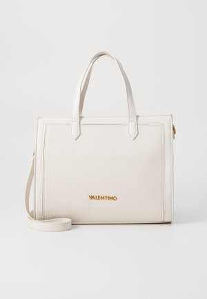 Sac à main en cuir blanc avec un design structuré, double anses supérieures, bandoulière réglable et logo doré "VALENTINO". Présente des détails de couture.