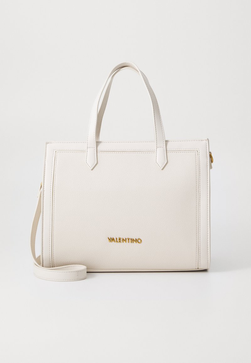 Bolsa de pele branca com design estruturado, duas alças superiores, alça de ombro ajustável e logótipo dourado "VALENTINO". Apresenta detalhes de costura.