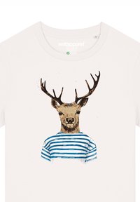 Weißes T-Shirt mit einem Grafikdesign eines Hirsches mit Geweihen, der ein blau-weiß gestreiftes Hemd trägt. Das Design zeichnet sich durch filigrane Details und Texturen aus.