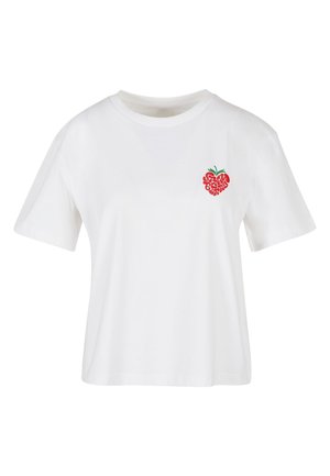 Wit T-shirt met korte mouwen met een kleine rode aardbeienafbeelding gemaakt van gestileerde letters en twee groene bladeren op de linkerborst.