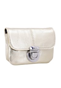 Auksinės metalinės odinės piniginės su užsegimu užklotu, sidabrinėmis detalėmis ir siuvinėjimu. Kompaktiškas dizainas ir lygus paviršius.