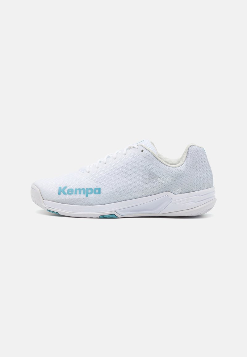 Hvite sportssko med mesh-overdel, med et lys blått "Kempa"-logo, gummisåle og kontrasterende hælaksenter.