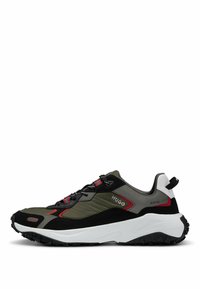 Baskets noires et olive avec une tige texturée, des accents rouges et une semelle intermédiaire blanche. Présente des lacets contrastants et une semelle extérieure robuste.