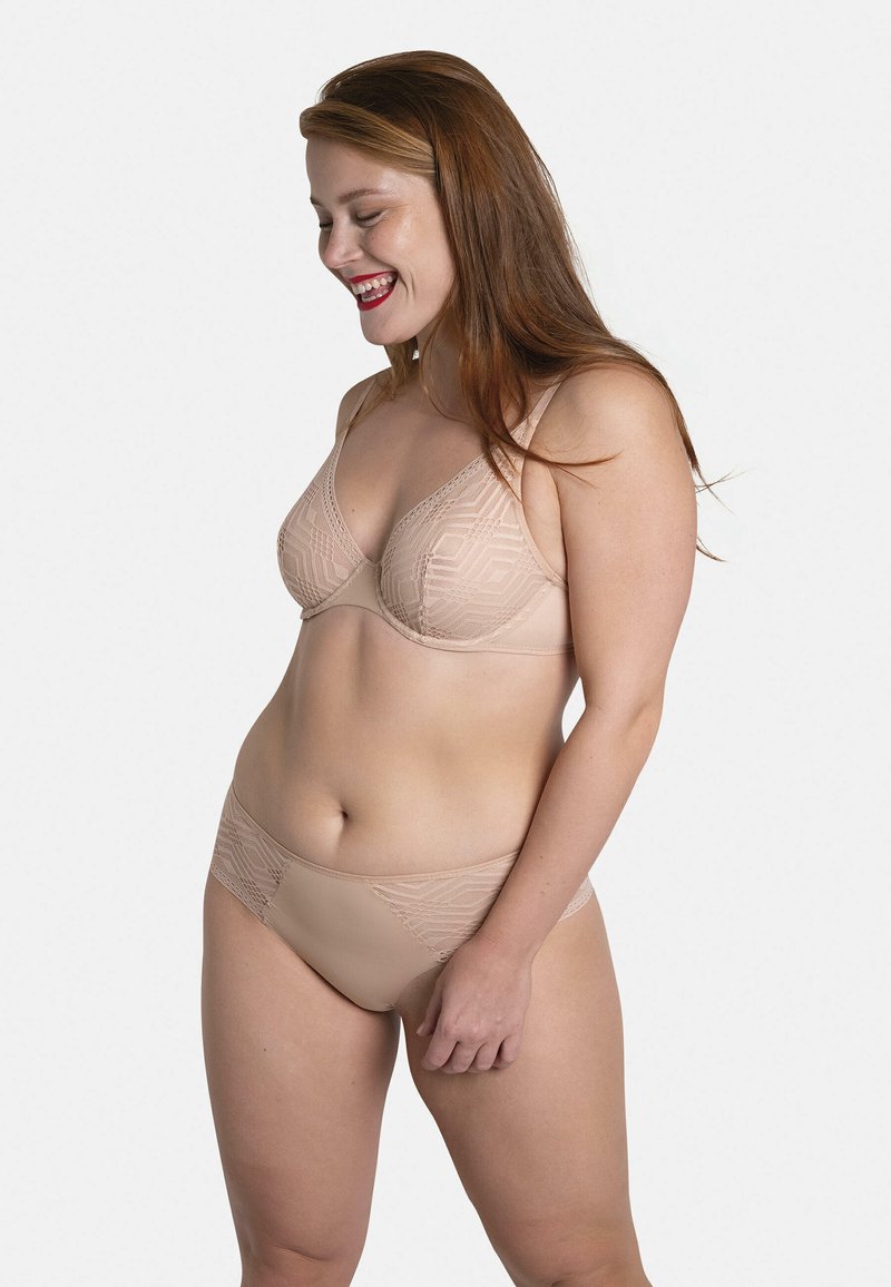 Ensemble de soutien-gorge en dentelle nue et culotte assortie avec des accents géométriques, en tissu doux et avec un soutien-gorge à baleines, comprenant des bretelles ajustables.