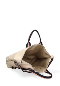 Borsa beige con manici a righe blu navy e arancioni, chiusura con zip e un interior spazioso. Realizzata in materiale liscio con un design organizzato.