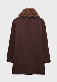 Cappotto di lana marrone scuro con maniche lunghe e colletto in pelliccia sintetica marrone morbida, visto da dietro su uno sfondo chiaro.