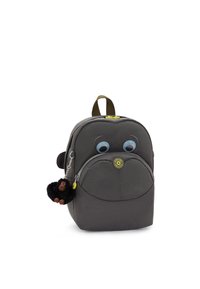 Zaino in tessuto grigio con forma arrotondata, grande tasca con zip, occhi in plastica, dettagli gialli e un portachiavi a forma di scimmia nera attaccato.