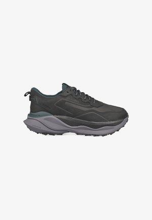 Schwarzer und dunkelgrauer wasserdichter Sneaker mit Schnürverschluss und dicker gepolsterter Sohle, für den Outdoor-Einsatz entwickelt.