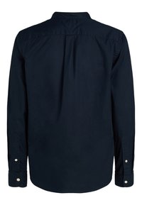 Camisa de manga larga azul marino hecha de tela suave, con un pliegue en la espalda y puños abotonados con botones blancos. Diseño de cuello clásico.