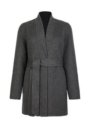 Manteau enveloppant en laine grise avec une texture douce, à l'avant ouvert et muni d'une ceinture en tissu. Il possède des manches longues et des poches latérales. Design simple.