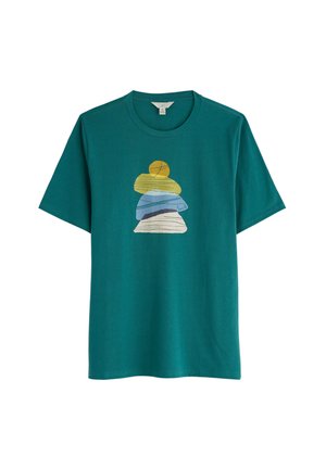 Tengerés t-shirt, amely grafikai tervezést mutat be sárga, zöld, kék és fehér színű egymásra rakott kövekkel, vonalas textúrákkal az elején.