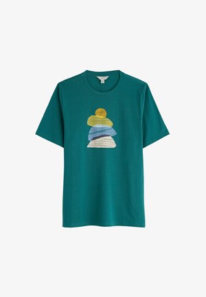 Tamsiai mėlyna medvilninė marškinėliai su grafinio dizaino elementu, vaizduojančiu sukrautus akmenis geltonos, žalios, mėlynos ir baltos spalvų atspalviais su linijiniu tekstūru priekyje.