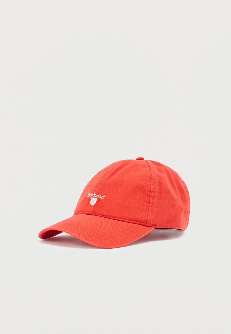Κόκκινο καπέλο μπέιζμπολ Barbour με κυρτή γείσο και κεντημένο λευκό λογότυπο στο εμπρός μέρος, σε φόντο ανοιχτού γκρι.