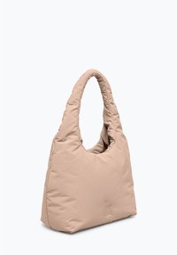 Borsa a spalla beige imbottita con un design morbido e arrotondato. Presenta un manico ampio e arcuato e una superficie liscia e strutturata.