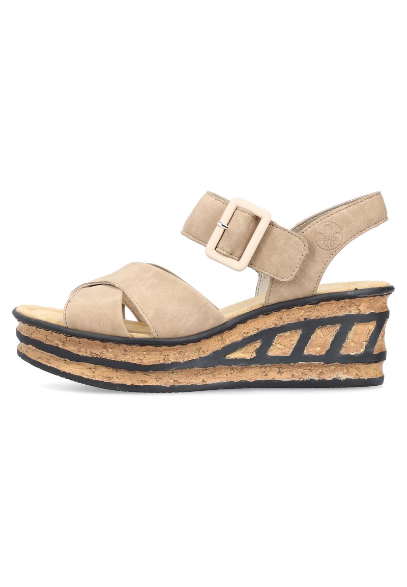 Sandalo wedge in suede beige con cinturini incrociati, fibbia regolabile, zeppa in sughero e suola in gomma nera con motivo.