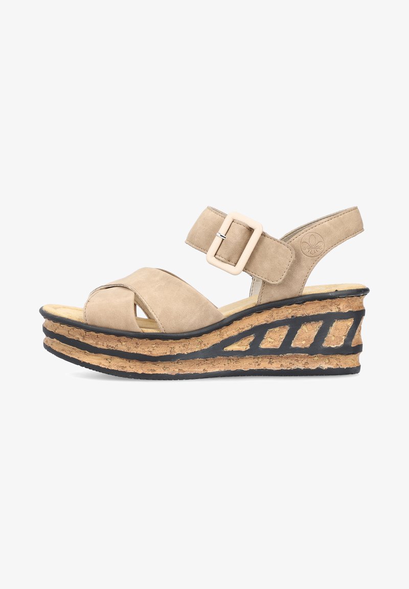 Sandalo wedge in suede beige con cinturini incrociati, fibbia regolabile, zeppa in sughero e suola in gomma nera con motivo.