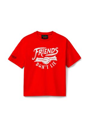 Rotes T-Shirt mit kurzen Ärmeln und weißem Aufdruck zweier Hände, die sich schütteln, sowie dem Text "Friends Don't Lie" und "Stranger Things" auf der Vorderseite, Logo auf dem Ärmel.