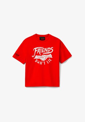 Rode T-shirt met korte mouwen, voorzien van een witte afbeelding van twee handen die elkaar schudden en de tekst "Friends Don't Lie" en "Stranger Things" op de voorkant, met een logo op de mouw.