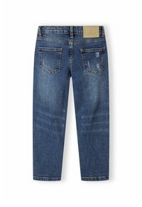 Vaqueros de denim azul oscuro con corte recto, que presentan dos bolsillos traseros, detalles desgastados y un parche de cuero marrón claro en la cinturilla.