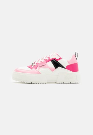 Grube sneakersy z białymi, różowymi i czarnymi panelami, grubą białą podeszwą, białymi sznurowadłami i marką "Buffalo" po boku i na podeszwie.