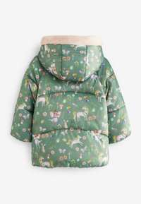 Chaqueta verde acolchada con un suave cuello de piel sintética color crema. Presenta un estampado colorido de unicornios, flores y mariposas por todo su diseño.