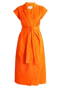 Orange, knælang kjole med korte ærmer, omslagdesign og bælte. Har to frontlommer og et rent, skræddersyet udseende.