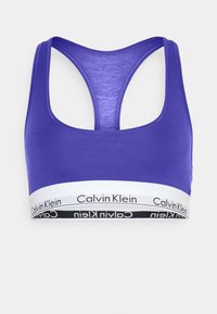 Fialová športová podprsenka vyrobená z mäkkej tkaniny, s dizajnom na preteky na chrbte, širokým elastickým pásom s bielym a čiernym detailom loga "Calvin Klein".