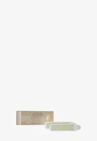 Lyxig bilairfreshener-uppsättning inkluderar två gröna gel-diffusorer i klara hållare och en texturerad beige låda med guldaccents.