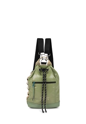 Mochila verde con cordón, con correas negras ajustables, bolsillo delantero con cremallera y asa superior color cuero claro.