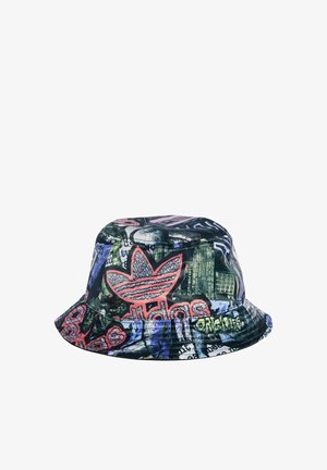 Kapelusz typu bucket z wielokolorowym nadrukiem zawierającym tekst i grafiki, przeważnie w odcieniach niebieskiego i zielonego, z widocznym logo Adidas z przodu.
