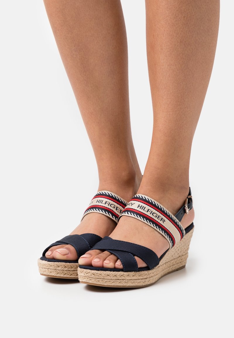 Tmavě modré espadrilové sandály na platformě s textilními pásky, obsahující pásku s potiskem loga a opletenou juteovou podešví. Design s otevřenou špičkou.