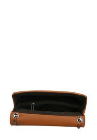 Borsa a mano in pelle marrone con una texture liscia, design aperto, accessori in hardware argentato e una tasca interna con zip.