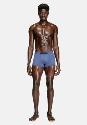 Blaue Boxer Shorts mit einem schwarzen Diesel-Logo als Gummibund, aus glattem Stoff gefertigt, körpernahe Passform und ohne sichtbare Muster oder Akzente.