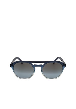 Occhiali da sole stile aviatore blu e trasparenti con lenti scure sfumate e montatura a doppio ponte su sfondo bianco.