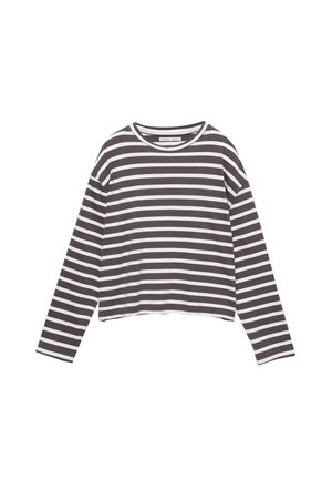 Långärmad topp i mjukt tyg med horisontella grå och vita ränder, med rund halsringning och en avslappnad kort design.