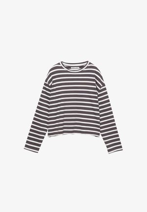 Langsleeve top gemaakt van zachte stof met horizontale grijs-witte strepen, met een ronde hals en een relaxte cropped uitstraling.