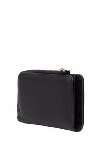 Cartera de cuero negro con cierre de cremallera, forma rectangular, diseño minimalista, textura suave y detalles de costura visibles.