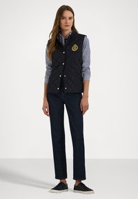 Lauren Ralph Lauren CREST PATCH QUILTED MOCKNECK VEST - Väst - dark navy