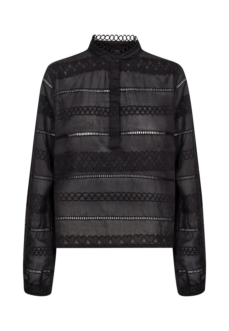 Svart långärmad blus med hög hals, med lager av spetsmönster och transparenta partier, knäppning framtill, kortare modell.