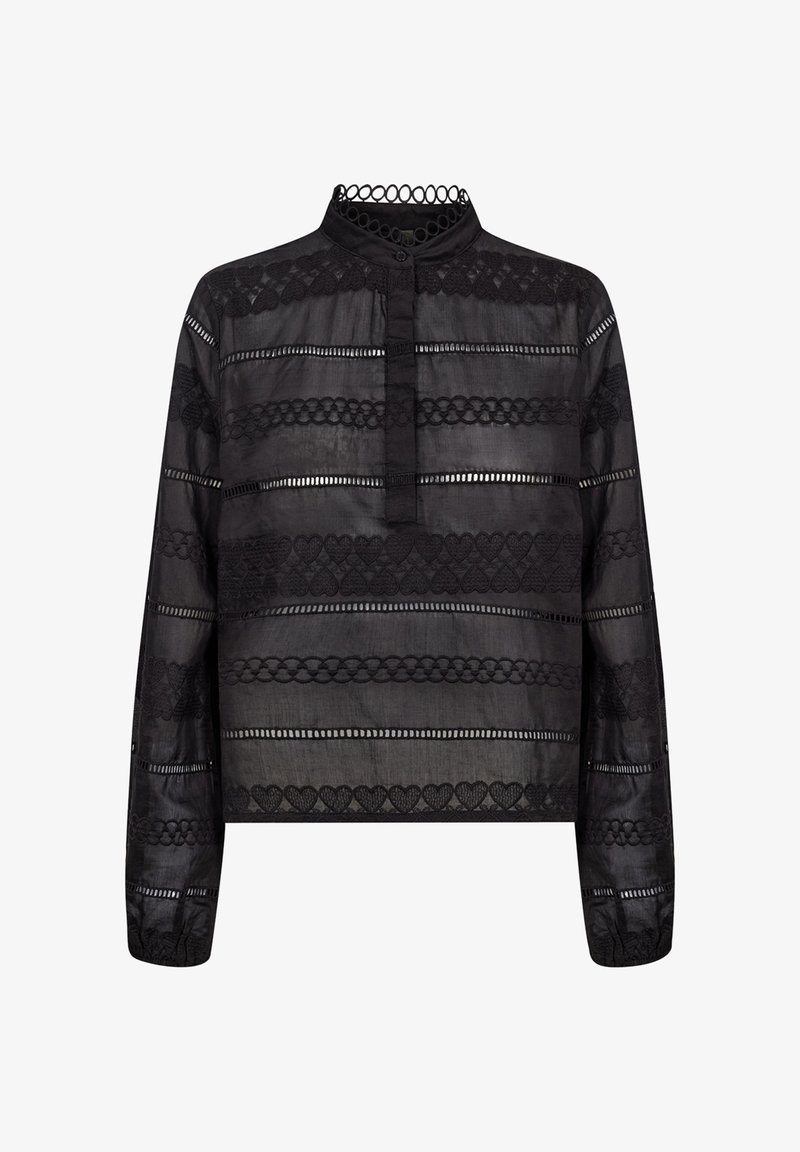 Svart långärmad blus med hög hals, med lager av spetsmönster och transparenta partier, knäppning framtill, kortare modell.