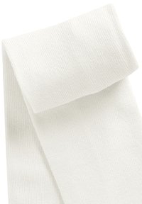 Chaussettes blanches en tricot avec une texture côtelée. Le matériau est doux, et le design comprend un revers replié en haut pour un ajustement sécurisé.