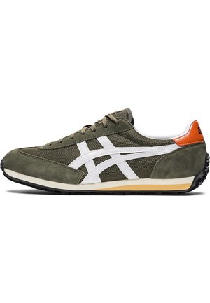 Olivengrøn sneaker med hvide siderstriber, tan mellemsål, sort ydersål, ruskind og mesh overdel samt orange hællap med branding.