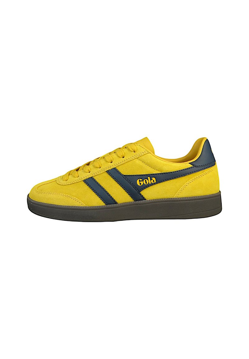Gelbe Wildleder-Sneaker mit dunkelblauen Akzenten, runder Zehenpartie und Schnürsenkeln. Verfügt über zwei blaue Streifen und das Gola-Logo an der Seite. Flache graue Sohle.